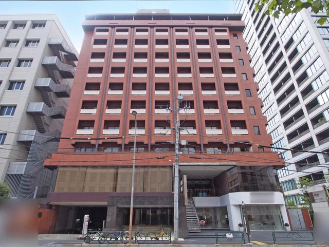 300억원 투자의향서를 제출했다고 밝힌 ㈜나이티 업체 주소로 확인된 도쿄 미나토구 이이쿠라 힐즈 전경. 해당 건물의 정보에 따르면 지상 12층, 총 호수 128호 규모의 아파트로 소개되어 있다.