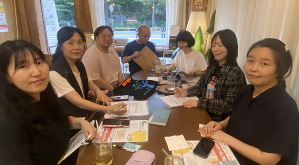 위드위로서점에서 진행했던 제작회의. [사진제공=헤르츠나인]