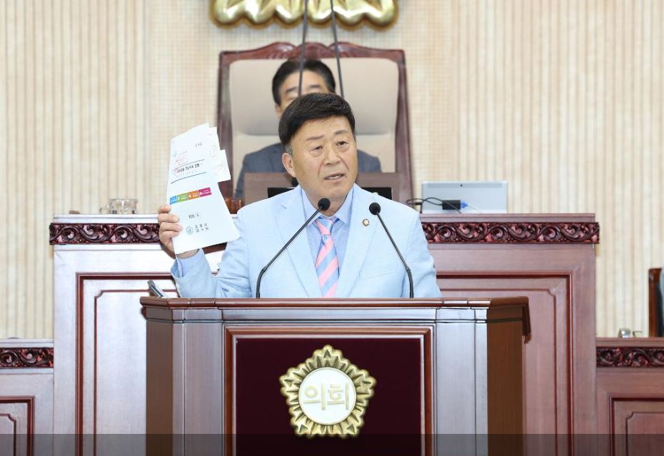 김영식 시의원이 3일 열린 고양시의회 임시회에서 시정질문을 통해 식사지구 체육공원 문제에 대한 시의 특단 대책을 요구하고 있다.