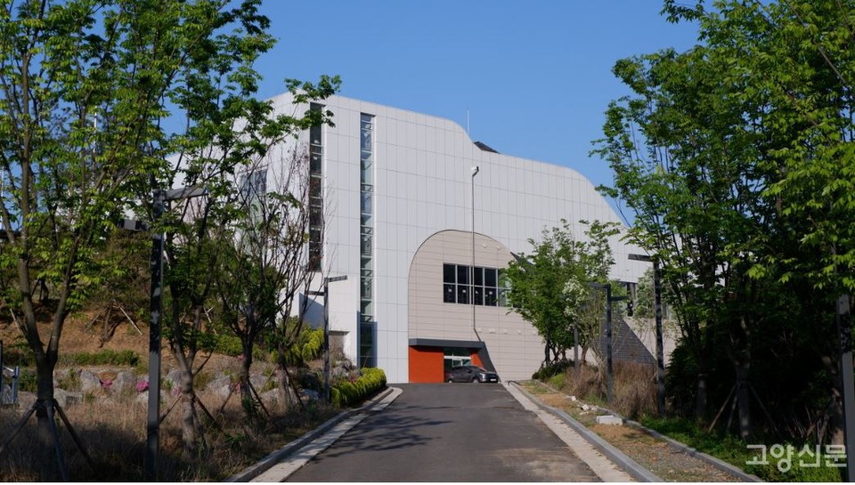 2022년 6월말 준공을 앞두고 98%의 공정률에서 멈춘 채 27개월 방치되고 있는 ‘식사지구 체육공원’