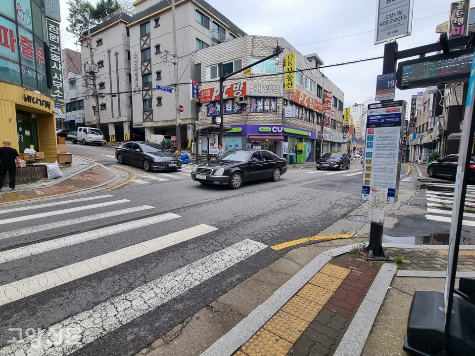 '고양시청·덕양구보건소' 버스정류장. 횡단보도 바로 옆에 버스정류장 표지판이 있어 버스가 횡단보도 위에 정차하게 된다. 보행자들은 정차한 버스가 출발한 후에야 길을 건너든지 정차한 버스 앞으로 '무단횡단'하는 상황이 종종 벌어진다. 