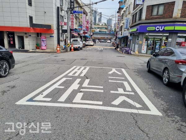 고양시청 후문 방향 마을 버스만 다니는 또 다른 '고양시청' 정류장이다. 시 관련 부서는 "고양시청 후문 방향 버스정류장은 원당재정비촉진지구와 인접해 아파트가 들어서면 정류장도 개선될 수 있다"라고 말했다.