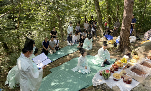 효자동이 사기막골에서 효자동의 무사 안녕과 주민들의 행복과 화합을 기원하는 ‘북한산 산신제’를 지냈다.