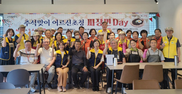 풍산동 지역사회보장협의체가 사랑의징검다리 봉사단과 짜장면데이를 열었다.