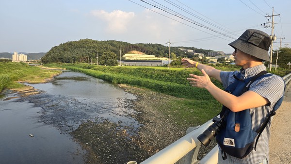 파주읍 주민 정주현씨가 지난 4일 갈곡천 현장에서 준설공사 전후 생태계 변화에 대해 설명하고 있다. 