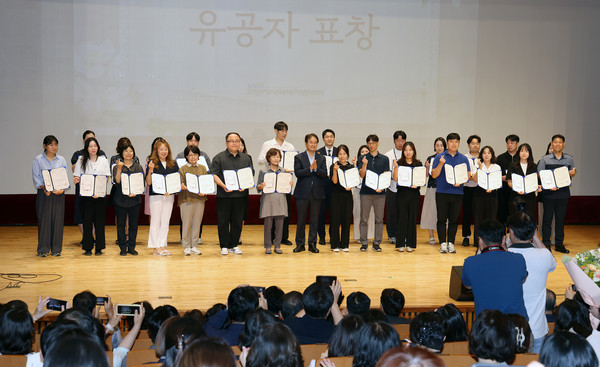 제25회 사회복지의 날 기념식에서 유공자 표창을 받은 복지관련 관계자들.