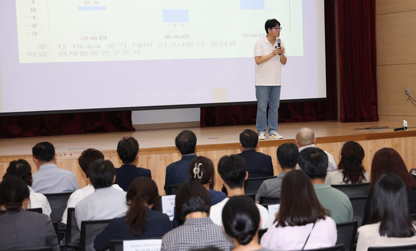 김만권 정치철학자이자 경희대학교 학술연구소 교수가 고양시사회복지관계자들에게 강의를 하고 있다.