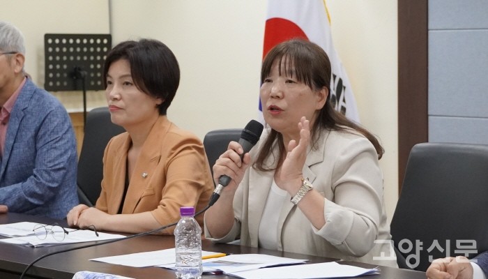 토론회를 주최한 고양시의회 문화복지위원회 김미수 위원장(오른쪽)과 권선영 시의원. 