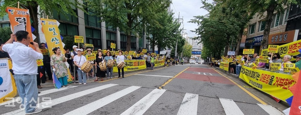 6일 시청앞 '마트킹 반대집회'에는 일산시장 상인회, 일산5일장 연합회, 원당전통시장 상인회, 고양시 슈퍼연합회, 덕이동패션1번가, 삼송상점가, 일산서문상점가, 경기도상인연합회 고양시지부, 경기도상인연합회 남양주시지부, 전국상인연합회, 소상공인연합회, 시민연대연합회가 참여했다. 