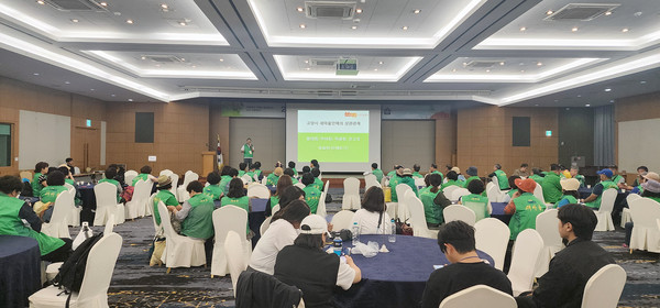  남대현 고양시새마을회 사무국장이 ‘바람직한 새마을지도자의 자세’라는 주제로 강연을 하고 있다.