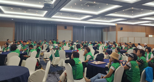 강의를 경청하는 고양시새마을회 관계자들.