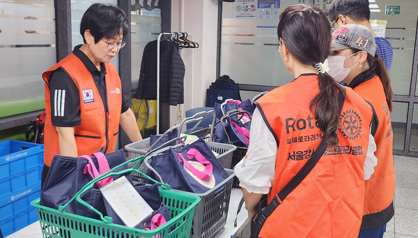 서울강서골드로타리클럽이 어르신과 장애인 세대를 방문해 도시락과 밑반찬 배달 봉사를 진행했다.