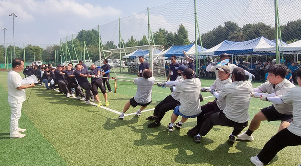 줄다리기 경기는 시간 내내 흥미진진했다.
