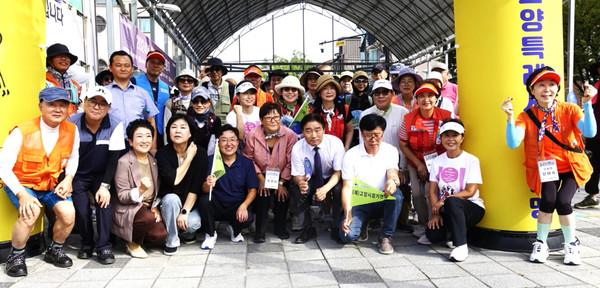 걷기에 출발하기에 앞서 안전하게 일정을 마칠 수 있도록 파이팅을 외쳤다.