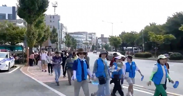 참가자들은 가볍게 몸풀기 운동을 한 후 본격적으로 걷기에 나섰다.