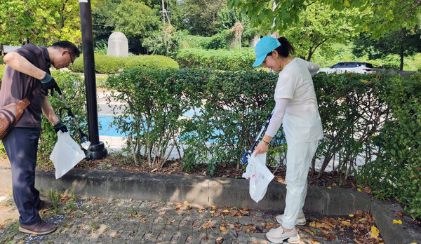 에코플로깅을 하는 행주동 참여자들.