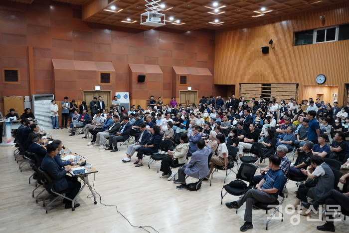 K-컬처밸리 복합개발사업 주민설명회가 8일 일산동구청 대회의실에서 열렸다. 이날 대회의실을 가득 채운 200여 명의 시민들은 경기도 측을 향해 상실감을 표하기도 하고 질타성 발언을 퍼붓기도 했다.