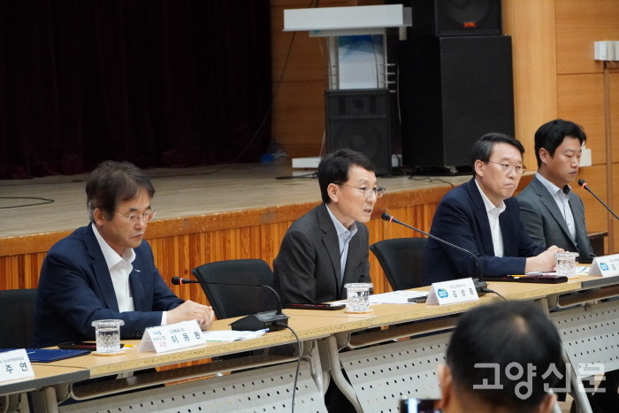 이날 주민설명회에서는 이동환 고양시장, 김성중 경기도 행정부지사, 김상수 경기도 문화체육관광국장(왼쪽부터) 등이 참석해 주민들의 질문에 답하고 의견을 제시했다.