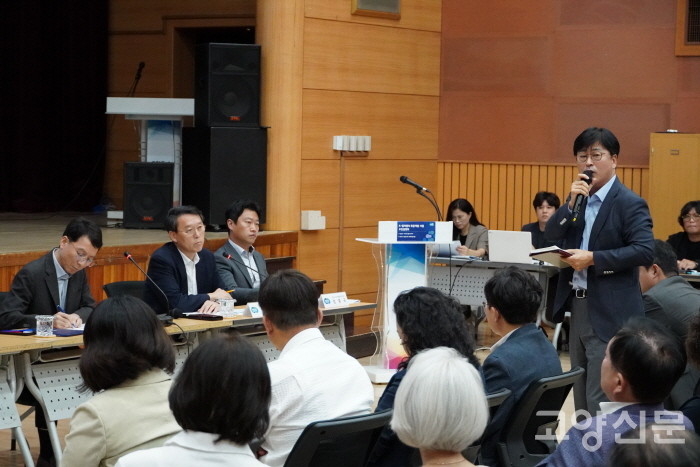 이날 설명회에서 김종혁 당협위원장은 시민들을 대신해 준비된 많은 질문을 던지며 분위기를 주도했다.