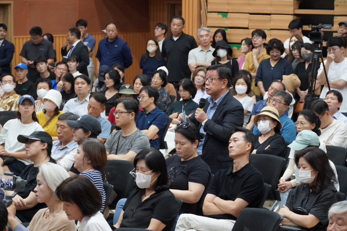이날 참석한 주민들은 다양한 질문을 통해 경기도의 책임을 추궁했다.