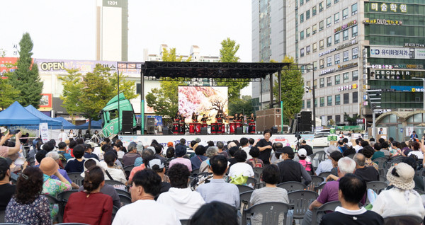 화정1·2동이 화정역 문화광장에서 제17회 꽃우물 축제를 개최했다.