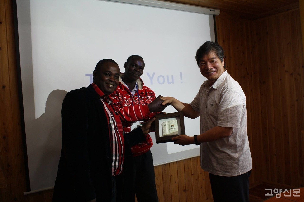 2013년 국립평창청소년수련원 원장 시절. 기관을 방문한 외국청소년전문가들을 맞고 있다.