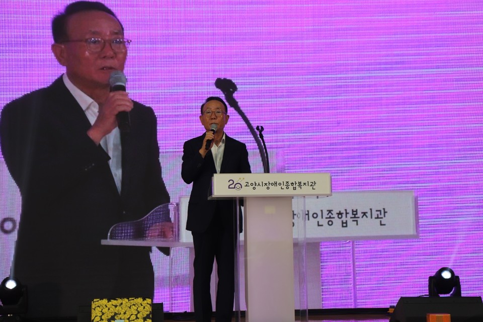 이상헌 고양상공회의소 회장은 ‘100가정 명절비’를 복지관에 전달했다.