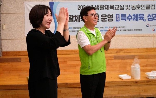 (왼쪽부터) 신혜용 고양시장애인종합복지관장과 김만석 (주)태건비에프 대표.