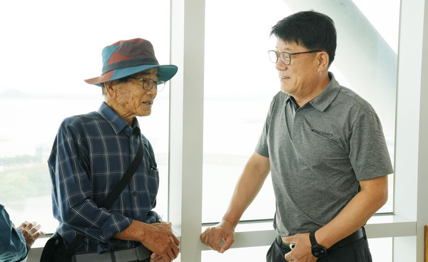 심은보 조합장이 원로청년회원과 이야기를 나누고 있다.