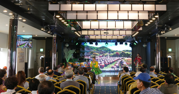 문화체험에서 이벤트를 즐기는 원로청년회원들.