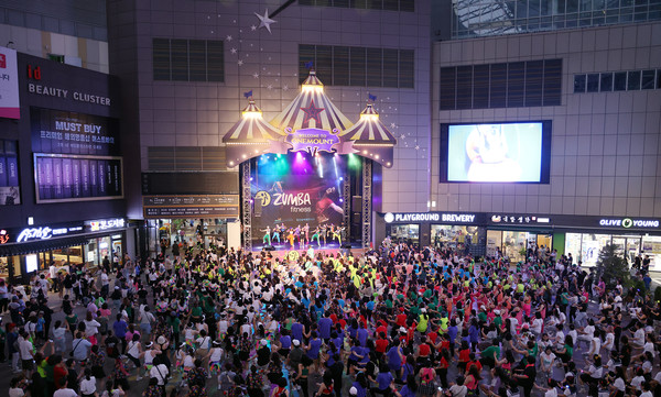 이날 페스티벌에는 많은 참가자와 가족이 참여해 응원을 보내고 환호했다.