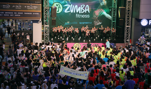 플래카드로 포레나 킨텍스를 응원하는 관계자들. 팀원들의 열정이 무대를 압도했다.