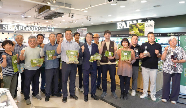 일산농협이 이랜드킴스클럽 평촌점에서 로컬푸드직매장 개점식을 열고 있다.