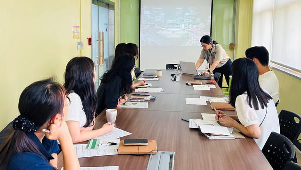 복지관 종사자들을 대상으로 '생명지킴이' 자살예방 교육을 하고 있다.