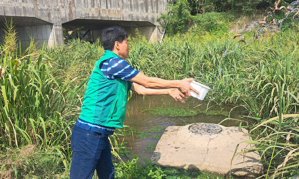 김창규 회장도 미꾸라지 방류에 함께 했다.