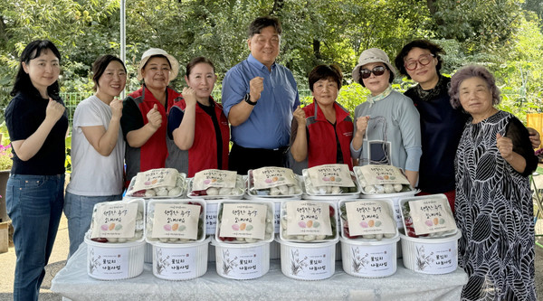 가좌동 지역사회보장협의체가 저소득층 어르신을 위해 나박김치와 송편을 나눔했다. 