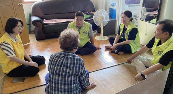  화전동과 한국항공대학교 교직원 봉사단이 지역의 홀몸 어르신을 방문해 안부를 확인했다. 