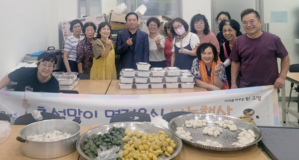 대덕동 지역사회보장협의체가 명절을 맞이해 지역 어르신들에게 송편을 전달했다.