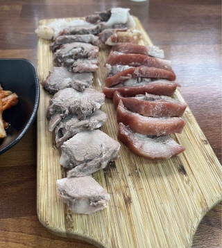 글을 읽어준 친구의 '진실의 입'을 열어내기 위해 작가가 상납한 수육 한 접시.   