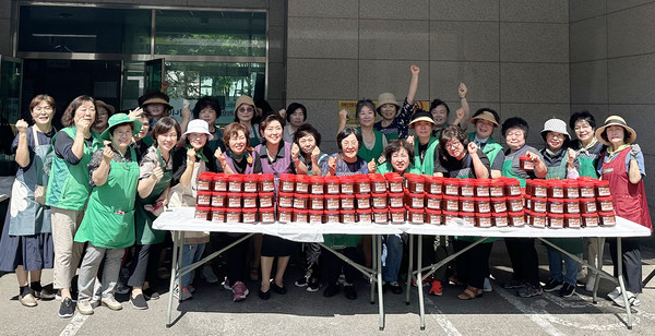 고양시새마을회가 ‘홀몸어르신 평생돌보미 사업 은빛 사랑의 장 나누기’ 일환으로 고추장 담그기를 했다.
