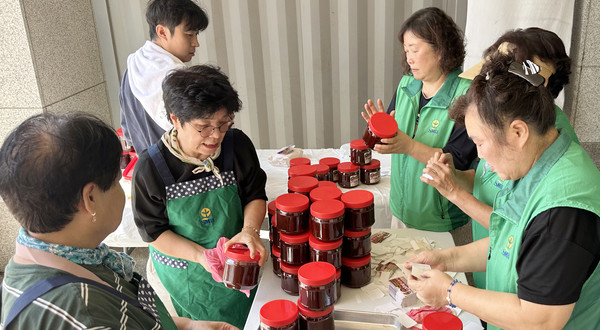고양시새마을부녀회 회원들이 고추장을 담고 있다.