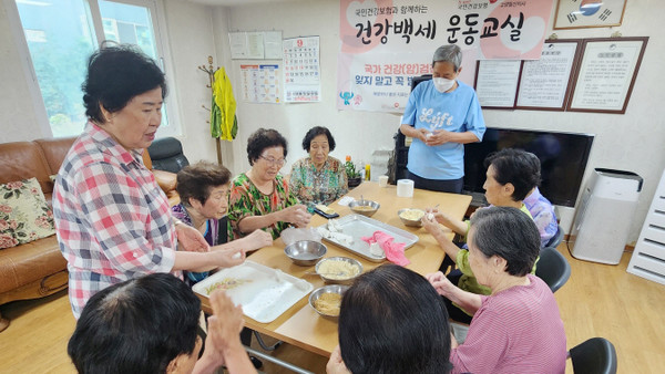 풍산동이 어르신들과 ‘송편 만들기’를 진행하며 지역 사회에 따뜻한 정을 나누는 시간을 가졌다. 