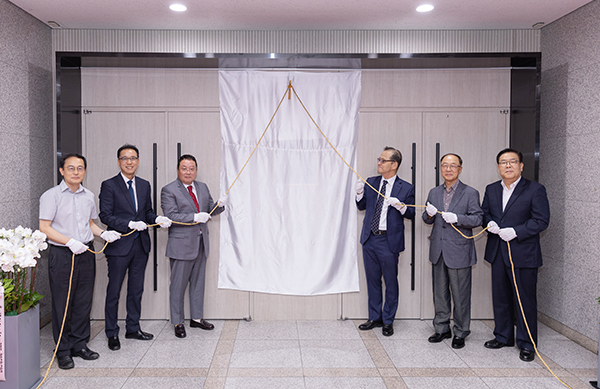 한국항공대에서 열린 ‘투데이아트홀 명명 및 발전기금 기증식’에 참석한 내외빈들이 투데이아트홀 현판 제막을 하고 있다. 사진 왼쪽에서 세 번째가 투데이아트 박장선 회장, 네 번째가 허희영 총장. [사진제공 = 한국항공대학교]