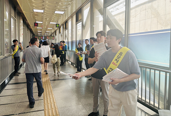 안전보건자료 배포 [사진제공 = 안전보건공단 고양파주지사]