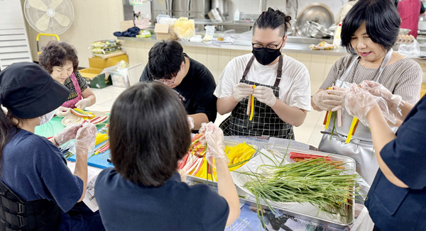 함께 음식재료를 준비하는 관계자들.