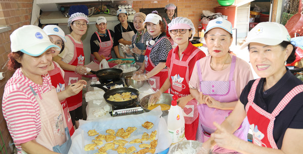 이번 봉사에 주축이 된 한국자유총연맹 고양시지회 여성회원들. 왼족 네 번째가 이정순 여성회장