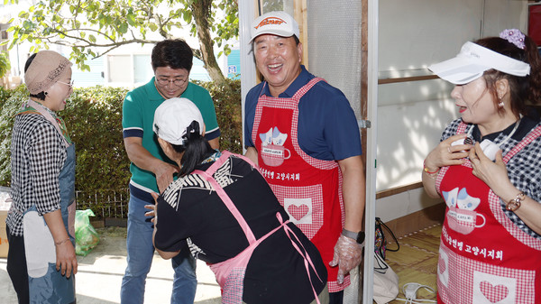 이전순 여성회장이 진성푸드 대표에게 고마움을 전하며 인사를 하고 있다. 