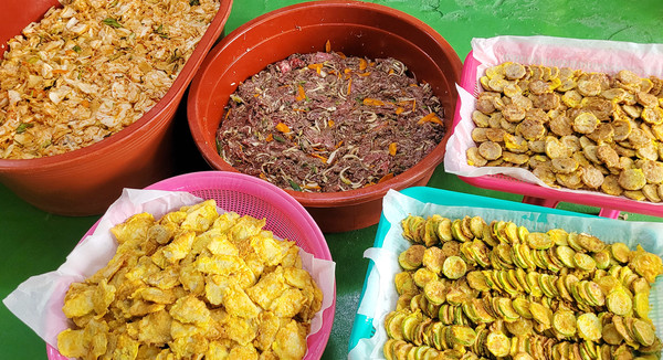 전과 불고기 김치 등. 갖가지 음식을 푸짐하게 만들었다.