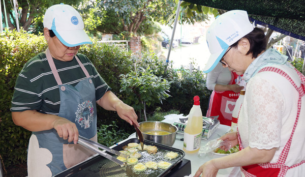 정성스럽게 전을 만들고 있는 여성회원들.