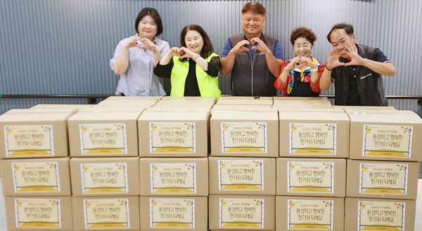 고봉동커뮤니티센터가 지역 내 소외된 이웃과 정을 나누는 '추석 명절 후원물품 전달식'을 진행했다. 